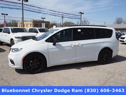 New 2024 Chrysler Pacifica Limited w/ Uconnect Theater Family Group