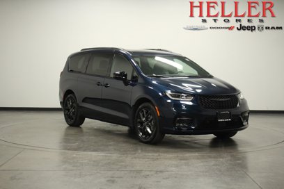 New 2025 Chrysler Pacifica Limited