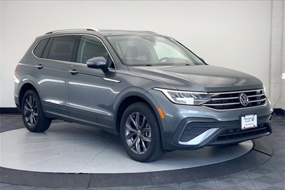 Used 2022 Volkswagen Tiguan SE w/ Panoramic Sunroof Package