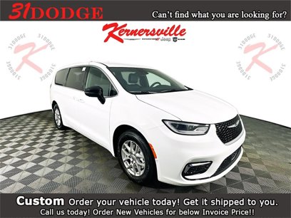 New 2025 Chrysler Pacifica Select w/ Uconnect Theater Family Group