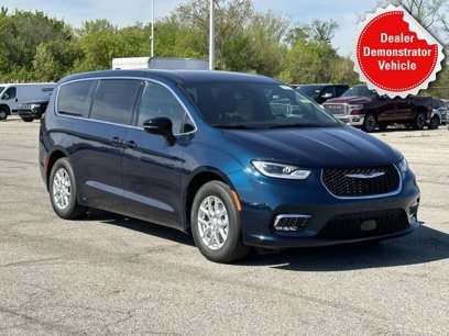 New 2025 Chrysler Pacifica Select