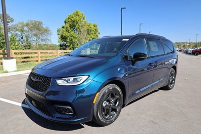 New 2025 Chrysler Pacifica Premium