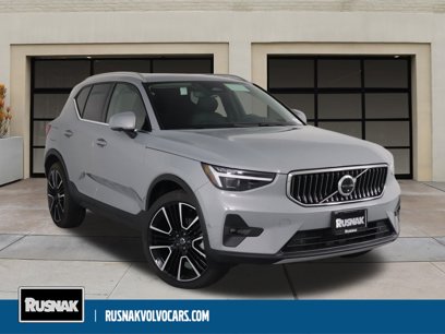 New 2025 Volvo XC40 B5 Plus w/ Climate Package