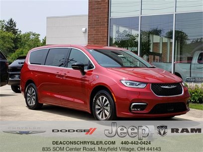New 2025 Chrysler Pacifica Select
