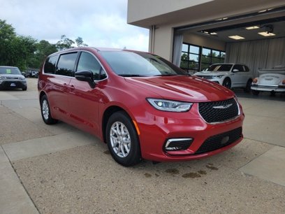 New 2025 Chrysler Pacifica Select
