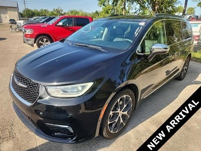 Used 2022 Chrysler Pacifica Limited w/ Uconnect Theater Family Group