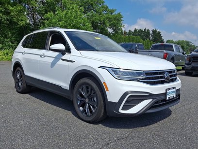 Used 2024 Volkswagen Tiguan SE w/ Panoramic Sunroof Package