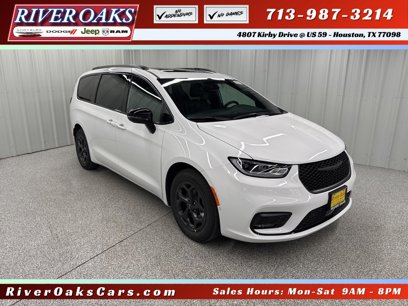 New 2025 Chrysler Pacifica Select