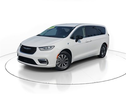 Used 2024 Chrysler Pacifica Select