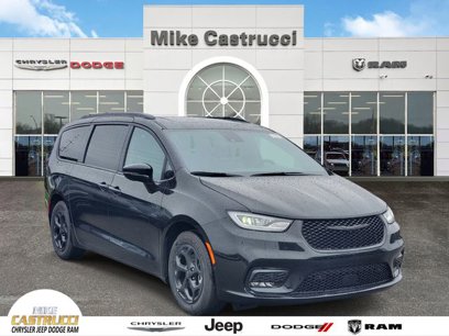 New 2025 Chrysler Pacifica Select