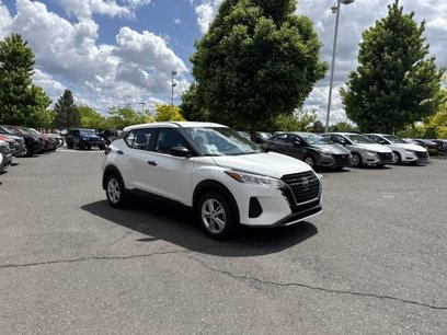 New 2025 Nissan Kicks Play S
