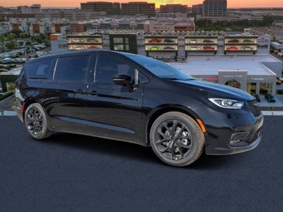 New 2025 Chrysler Pacifica Limited w/ Uconnect Theater Family Group