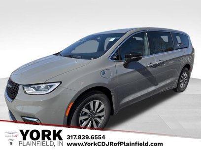 New 2025 Chrysler Pacifica Select w/ Uconnect Theater Family Group