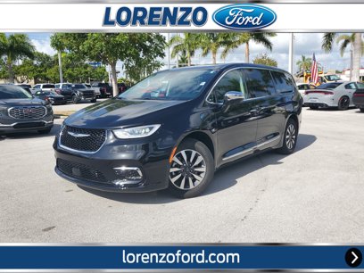 Used 2023 Chrysler Pacifica Limited w/ Uconnect Theater Family Group