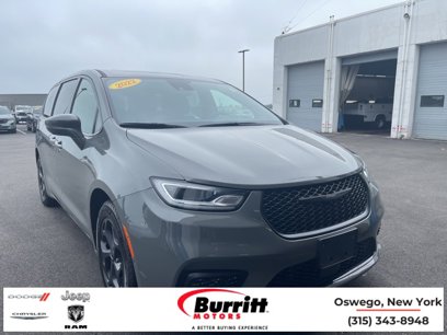 Used 2022 Chrysler Pacifica Limited w/ Uconnect Theater Family Group