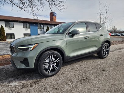 New 2025 Volvo XC40 B5 Core w/ Climate Package