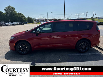 New 2025 Chrysler Pacifica Select w/ Fav Edition Package