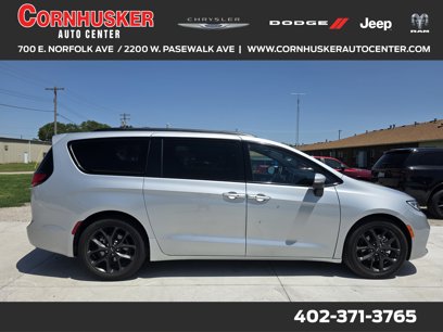 Used 2023 Chrysler Pacifica Touring-L w/ Uconnect Theater Family Group