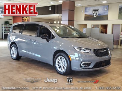 New 2025 Chrysler Pacifica Select