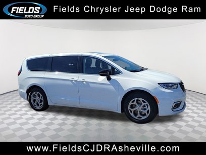 New 2024 Chrysler Pacifica Limited w/ Uconnect Theater Family Group