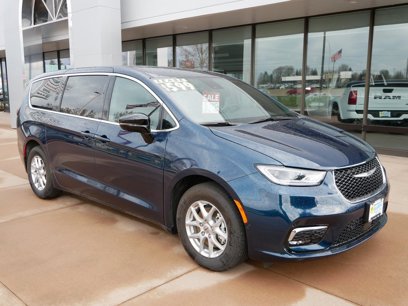 New 2025 Chrysler Pacifica Select