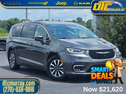Used 2022 Chrysler Pacifica Touring-L w/ Uconnect Theater Family Group