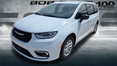 New 2025 Chrysler Pacifica Select