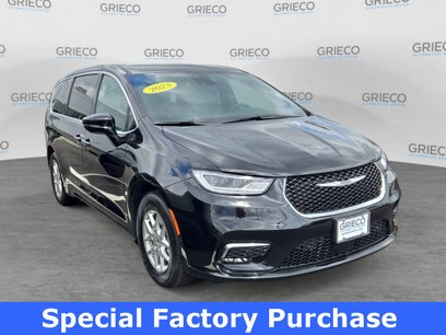Used 2025 Chrysler Pacifica Select