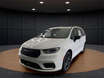New 2024 Chrysler Pacifica Limited w/ S Appearance Package