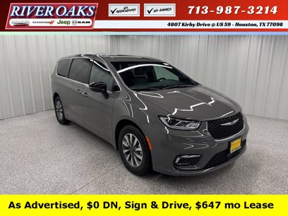 New 2025 Chrysler Pacifica Select