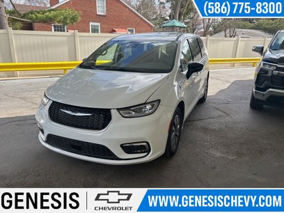 Used 2024 Chrysler Pacifica Select
