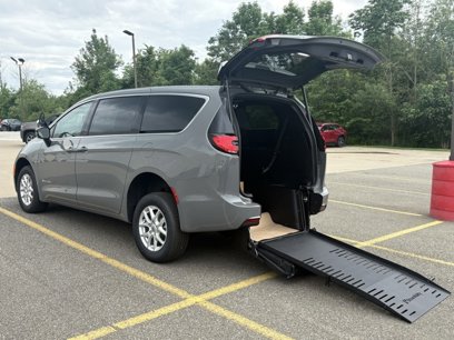 Used 2025 Chrysler Pacifica Select
