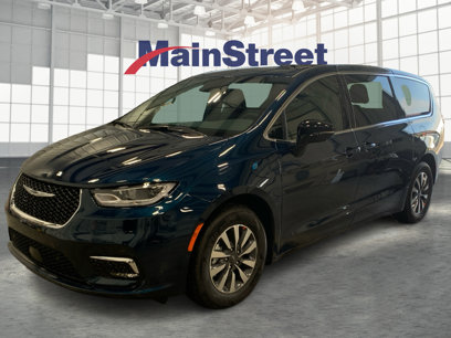 New 2025 Chrysler Pacifica Select