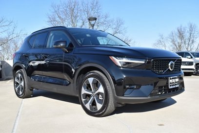 New 2025 Volvo XC40 B5 Plus w/ Climate Package