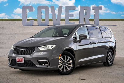 Used 2022 Chrysler Pacifica Touring-L w/ Uconnect Theater Family Group