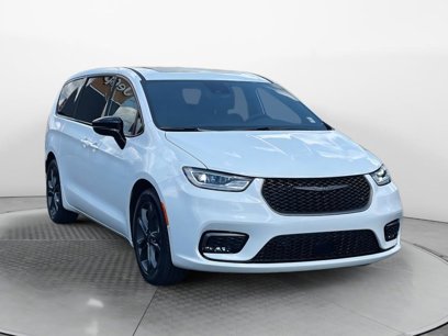 New 2026 Chrysler Pacifica Select