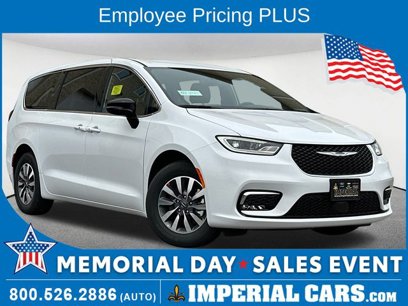 New 2025 Chrysler Pacifica Select