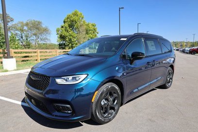 New 2025 Chrysler Pacifica Premium