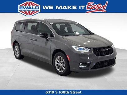 New 2025 Chrysler Pacifica Select w/ Uconnect Theater Family Group