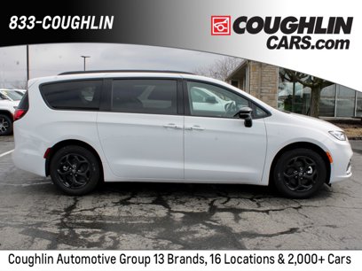 New 2025 Chrysler Pacifica Premium