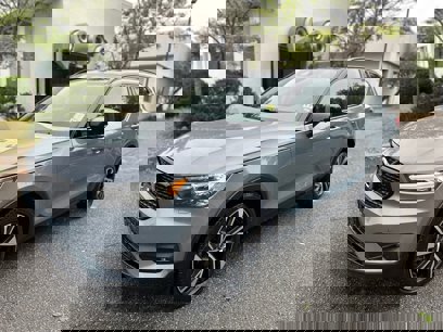 Certified 2022 Volvo XC40 T5 R-Design w/ Advanced Package