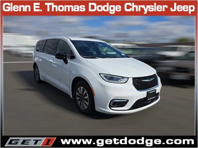 New 2025 Chrysler Pacifica Select