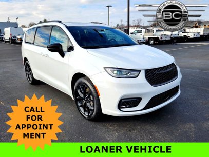 Used 2023 Chrysler Pacifica Limited w/ S Appearance Package