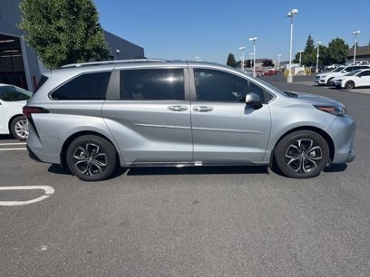 Used 2025 Toyota Sienna Platinum