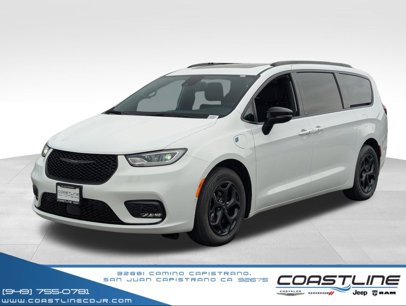 New 2025 Chrysler Pacifica Select