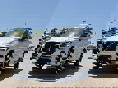 New 2025 Volvo XC60 B5 Ultra w/ Protection Package Premier