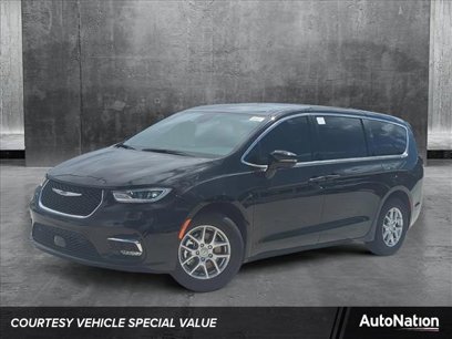 New 2025 Chrysler Pacifica Select w/ Uconnect Theater Family Group