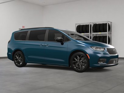 New 2025 Chrysler Pacifica Limited w/ Uconnect Theater Family Group