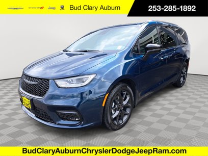 New 2025 Chrysler Pacifica Limited w/ Uconnect Theater Family Group