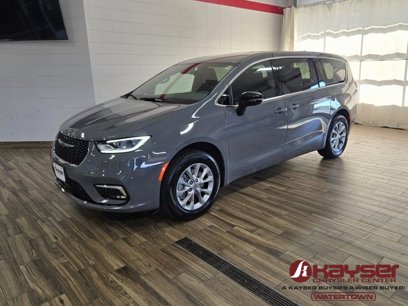 New 2025 Chrysler Pacifica Select